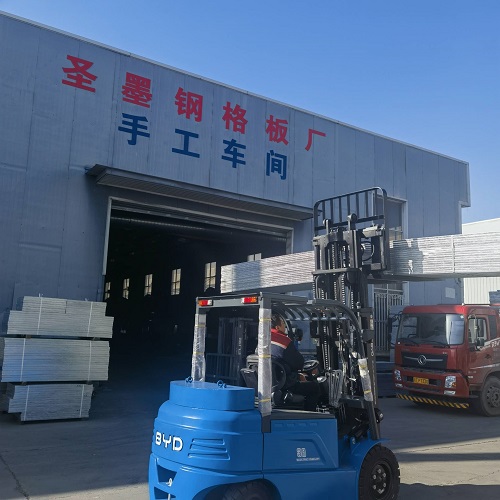 電力工程用平臺(tái)踏步耐用耐磨鋼格柵鋼格板負(fù)載力與安全解析